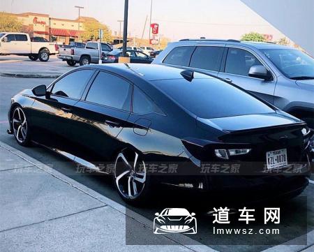 玩姿态的十代雅阁不少 车主DIY的发光本田标很有特点