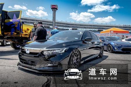玩姿态的十代雅阁不少 车主DIY的发光本田标很有特点