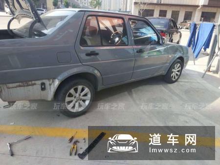 车子被撞了也不沮丧，山东女车主用经典捷达传递改装正能量
